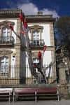 Fachada del Palacete con una escultura de árbol moderna