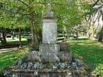 File:Rosalia de Castro (monumento).001 - Lugo.jpg - Wikimedia Commons