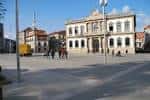 Amplia vista de la Praza de España con el Pazo Provincial al fondo