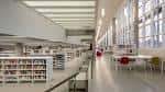 Interior de la Biblioteca Pública del Estado en Ourense, zona de lectura con grandes ventanales