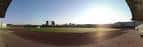 Pista de atletismo al aire libre con edificios al fondo, en el complejo universitario de A Coruña