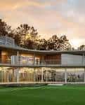 Edificio principal de la Ciudad Deportiva Afouteza con fachada moderna y césped