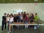 Jóvenes participando en una actividad grupal en un espacio interior del Centro Don Bosco.