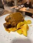 Plato de carne estofada con patatas panadera