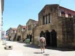 Fachada exterior de los edificios del Mercado de Abastos con arquitectura de piedra