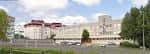 Panorámica exterior del IES Luís Seoane con árboles y aparcamiento
