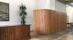 Interior moderno del espacio MUTA con elementos de madera y planta