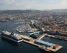 Vista aérea del puerto de Vigo con el Centro Comercial A Laxe y la ciudad al fondo