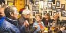 Interior del Creedence Rock Bar con clientes sentados en mesas