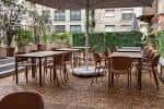 Terraza exterior del Restaurante Voltarei con mesas y sombrilla