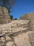 Detalle de las estructuras de piedra y caminos del Castro de Elviña