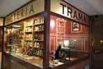 Vista interior de la Librería Trama con estanterías y mostrador