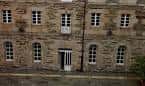 Fachada de piedra del edificio del Seminario con ventanas clásicas