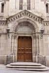 Detalle de la puerta principal de madera de la Iglesia Castrense de San Andrés
