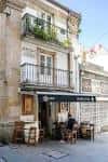 Fachada exterior de la Taberna Zentola con mesas en la calle