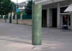 Miliario romano de piedra en una plaza de Lugo