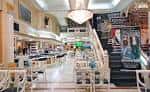 Interior principal de la cafetería Luces de Bohemia con amplio espacio y lámpara central