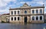 Amplia vista exterior de la Casa Consistorial de Pontevedra y su entorno