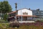 Edificio tradicional y cruceiro en el Campo da Festa do Castiñeiriño