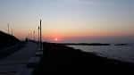 Atardecer en un tramo tranquilo del Paseo Marítimo de A Coruña junto al mar