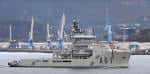 Buque Carnota (A-61) atracado en el puerto de A Coruña con grúas al fondo