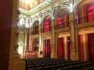 Interior del auditorio o salón de actos con butacas y escenario