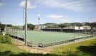 Vista panorámica del campo de hockey de hierba verde