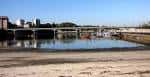 Panorámica de la Praia do Adro con el puente y la ría de Vigo