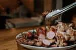 Variedad de carnes a la brasa servidas en un plato