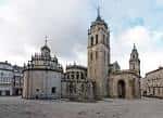Catedral de Santa María y plaza adyacente bajo cielo parcialmente nublado