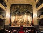 Escenario del teatro con telón y parte del patio de butacas