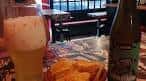 Mesa con cerveza y aperitivos en el interior de Ummagumma