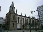 Fachada principal de la Iglesia Castrense de San Andrés en un día nublado