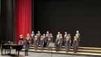 Escenario de un auditorio con un coro actuando
