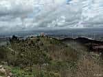 Vista panorámica de la Ermida da Nosa Señora da Alba en el Monte do Alba con la ciudad de Vigo al fondo