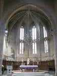 Nave central de la Iglesia de San Pedro en Lugo con el altar y vidrieras