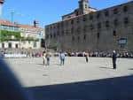 Amplia vista de la Praza da Quintana bajo un cielo azul, mostrando su extensión
