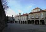 Plaza de Mugártegui con el Pazo y edificios históricos.