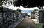 Vista panorámica del Cementerio de Teis con nichos y la ría de Vigo al fondo