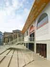 Vista exterior de la Plaza de Abastos de Lugo con arquitectura moderna