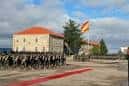 Acto militar con formación de soldados y bandera española frente a los edificios de la Base General Morillo