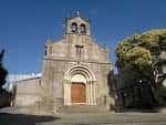 Fachada de la iglesia de San Vicente de Elviña bajo un cielo azul
