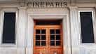 Detalle de la entrada principal y puertas de madera del Cine París