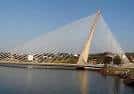 Puente de los Tirantes sobre el río Lérez en un día soleado