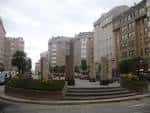 Vista general de la Plaza del Sol Naciente con elementos escultóricos y edificios residenciales