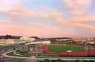 Pista de atletismo y campo deportivo del Campus de Elviña al atardecer