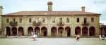Fachada principal del Colegio Oficial de Arquitectos de Galicia con arcos