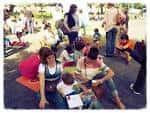 Actividad de lectura al aire libre para niños y adultos en la Biblioplaza de Monte Alto