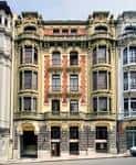 Fachada detallada de un edificio modernista en la Calle Marqués de Santa Cruz