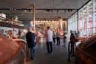 Visitantes recorriendo la zona de producción de cerveza en MEGA